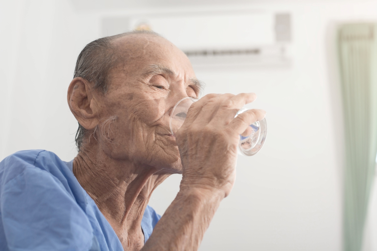 水分補給をする高齢者の写真