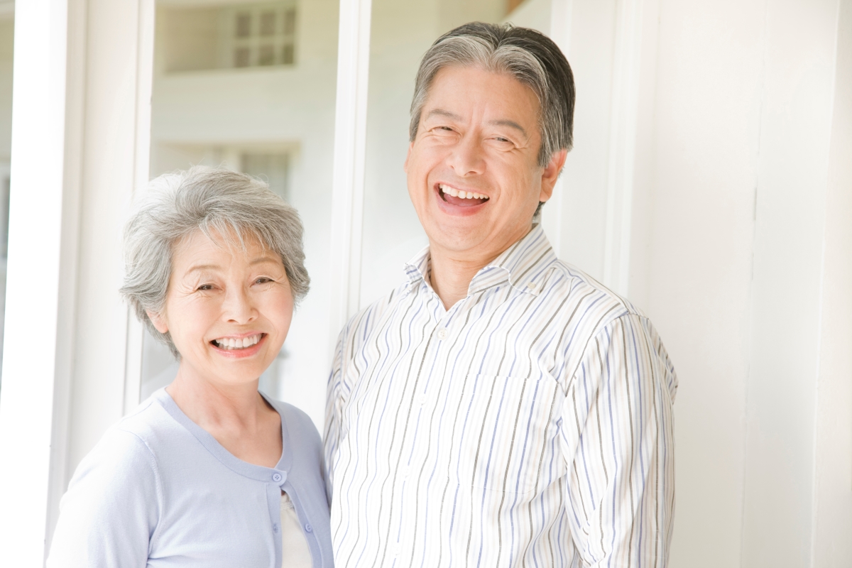 微笑む高齢者夫婦の写真