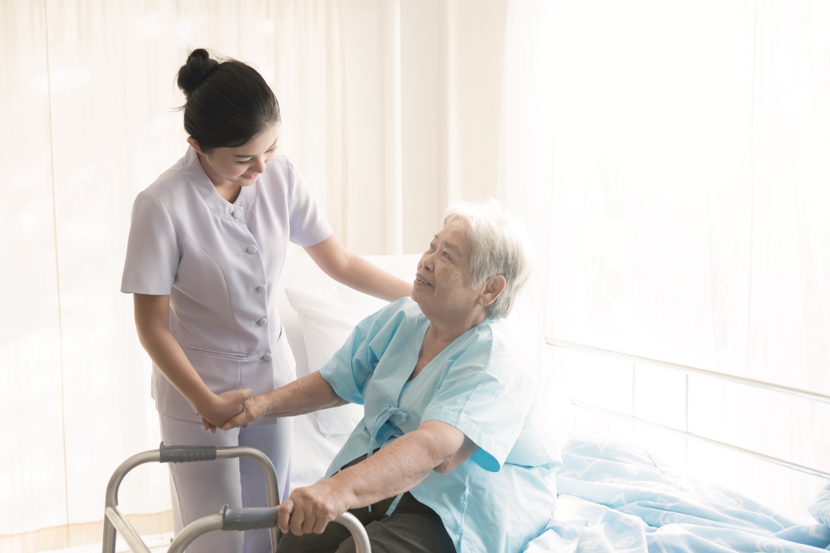 高齢女性と寄り添う介護士