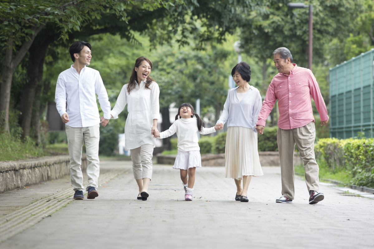 公園を歩く家族の写真