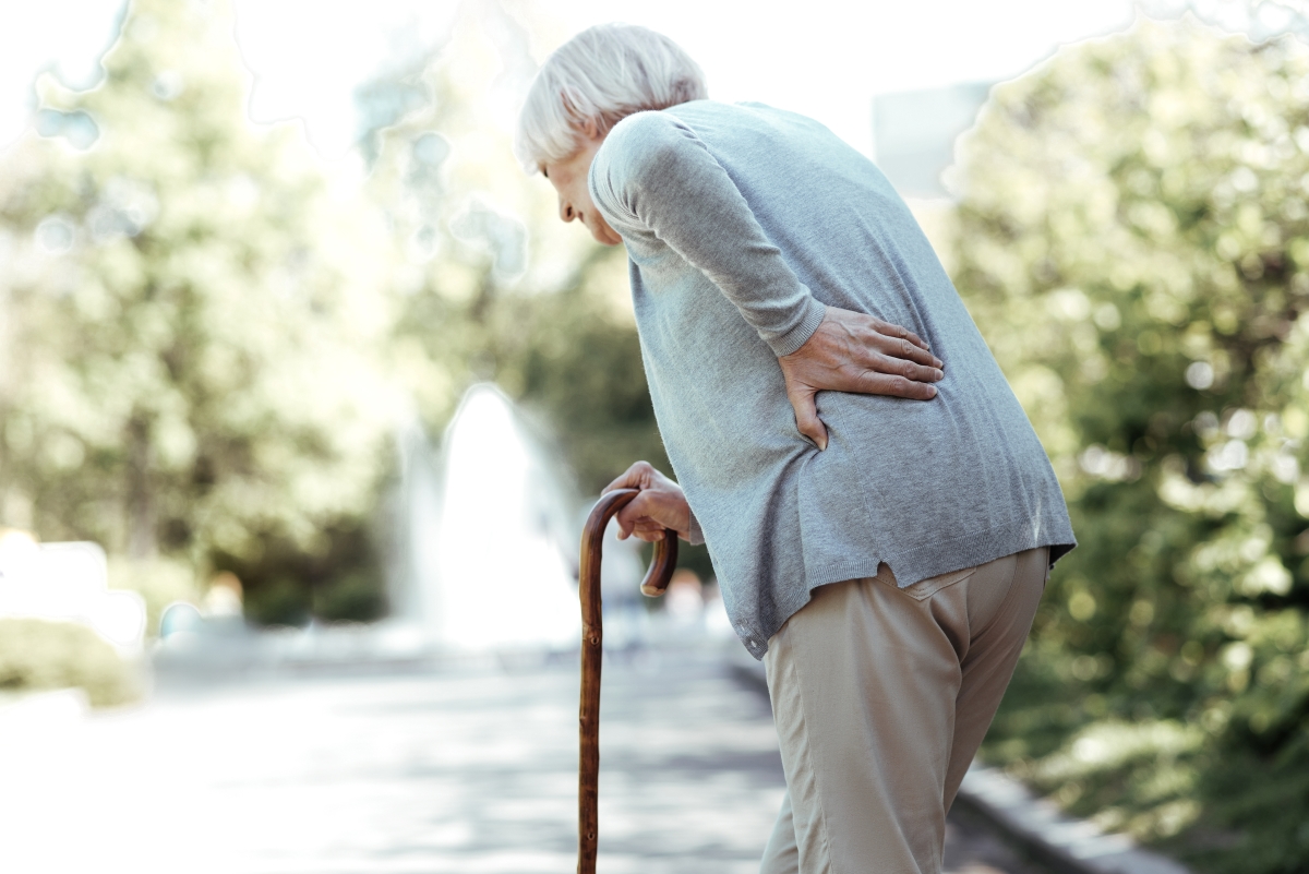 姿勢が悪く歩行に不安のある高齢女性の写真