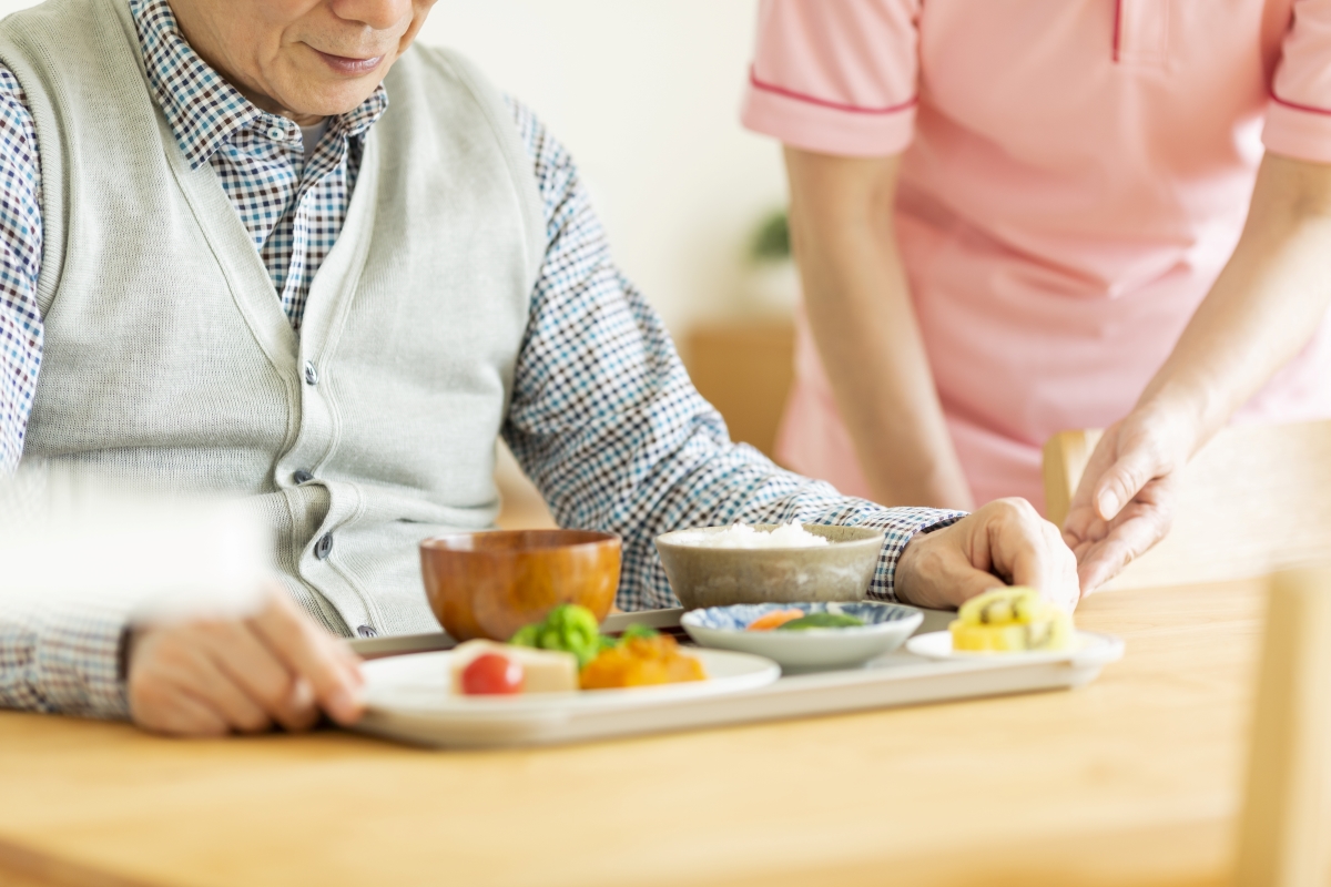 認知症や物忘れを予防する食事を取る高齢男性の写真
